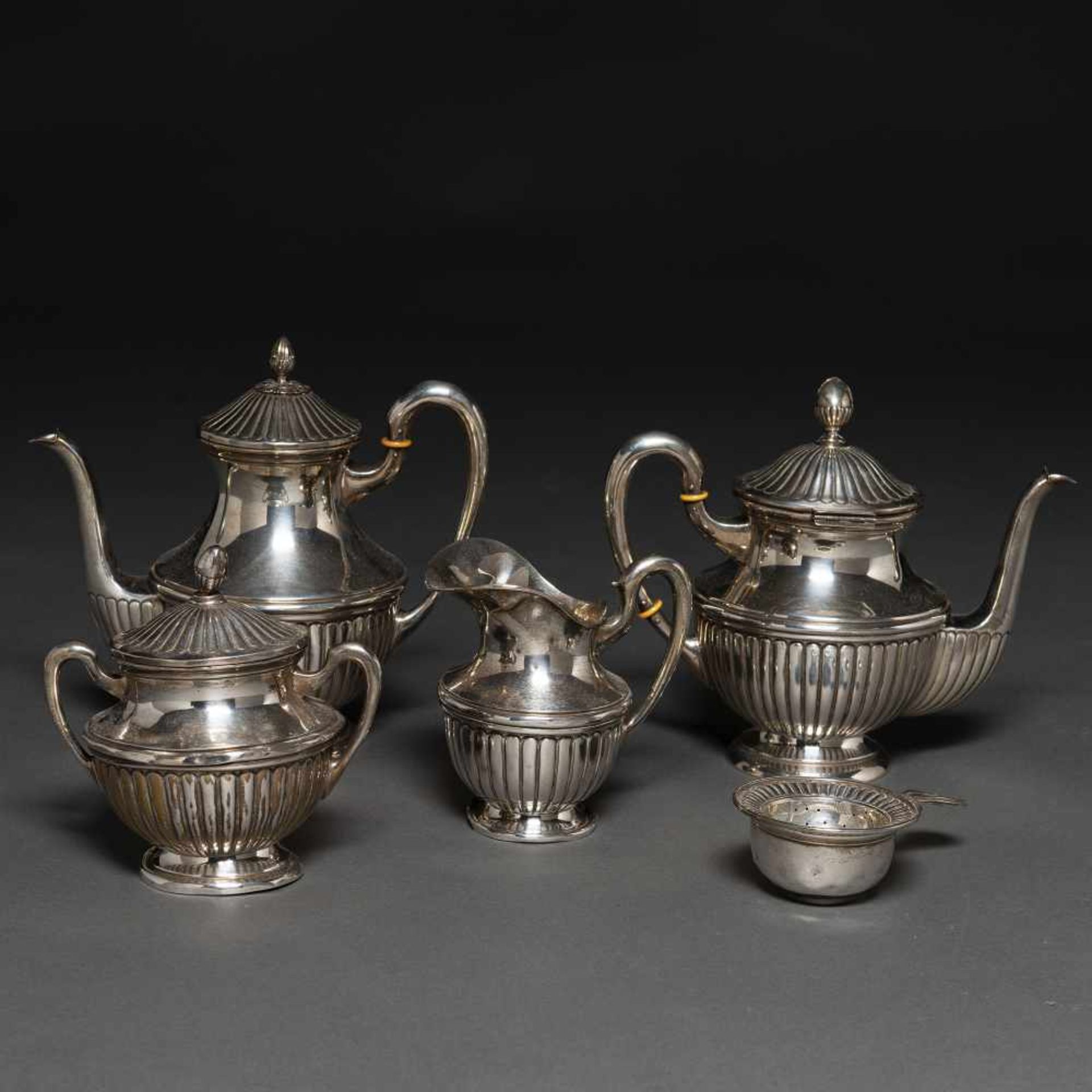 Conjunto de cafetera, tetera, lechera, azucarero y colador en plata española punzonada. Ley, 925.