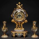 Oudin-Marseille Reloj de sobremesa francés con guarnición de copas estilo Louis XVI en bronce dorado