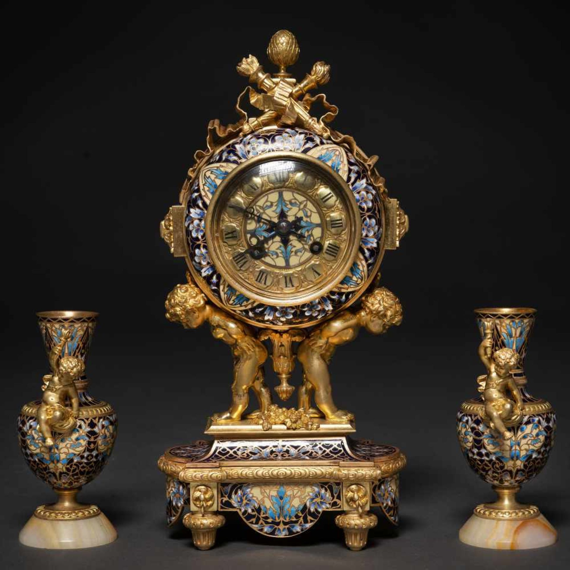 Oudin-Marseille Reloj de sobremesa francés con guarnición de copas estilo Louis XVI en bronce dorado