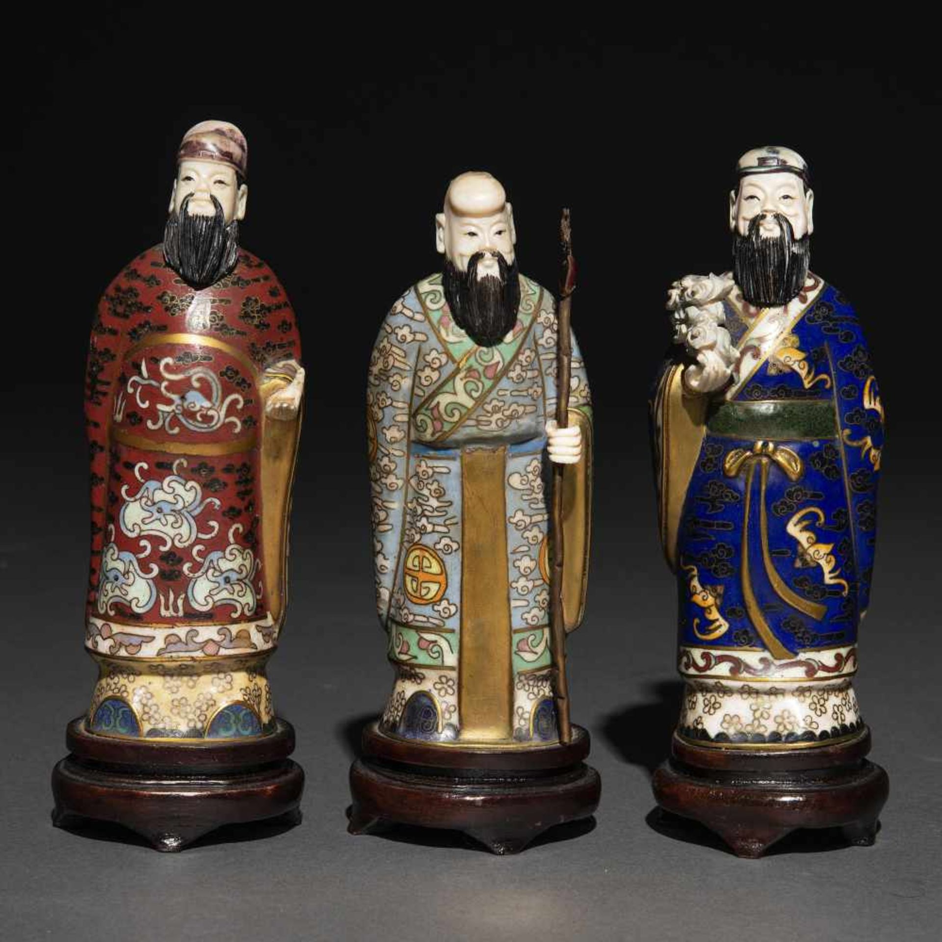 "Inmoratales de la Antiguedad" Conjunto de tres figuras en esmalte cloisonné y marfil. Siglo XX