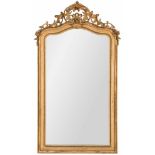 Importante espejo de salón estilo Luís XV en madera tallada estucado y dorado. Trabajo Francés,