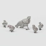 "Gallina y Pollitos" Conjunto de cinco piezas en plata española punzonada. Siglo XX