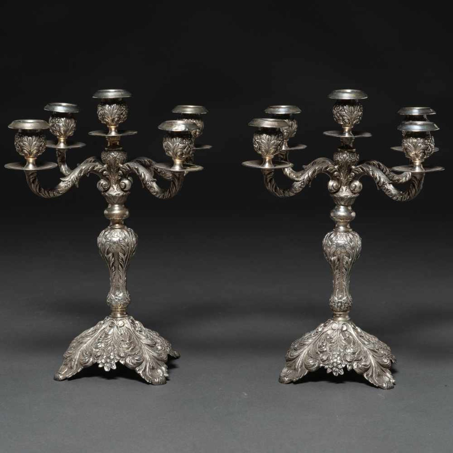 Pareja de candelabros de cinco luces en plata española punzonadal. Ley, 925, Siglo XX.