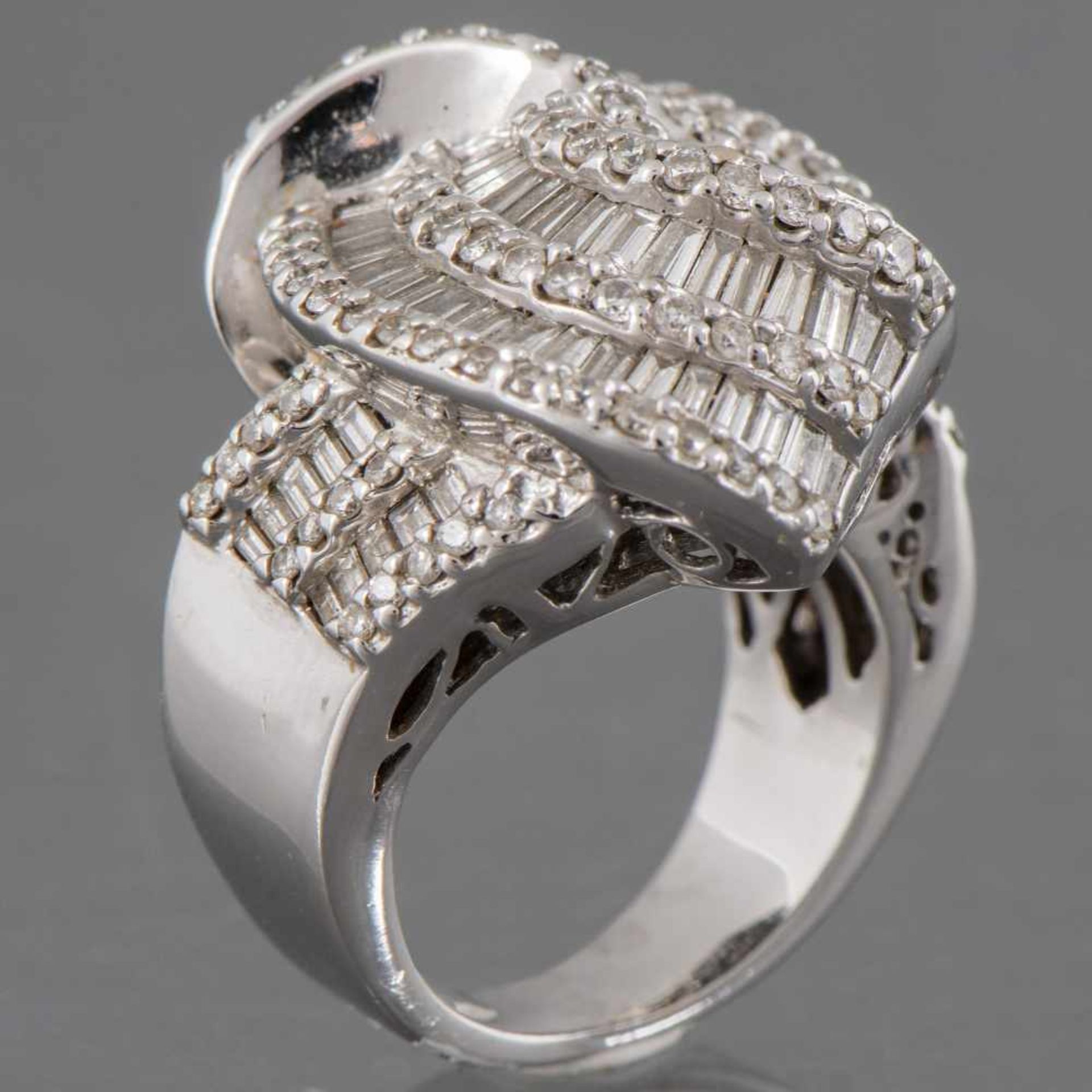 Anillo en oro blanco de 18 Kt en forma de lazo cuajado de diamantes talla brillante y talla