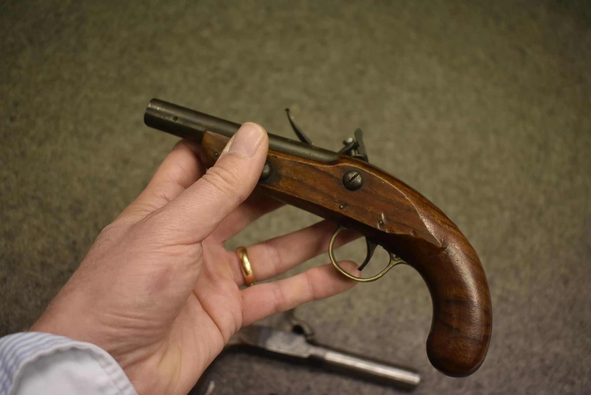 A FLINTLOCK TRAVELLING PISTOL, 4.25inch barrel, plain lock, top jaw and screw replaced, half stocked - Image 3 of 9