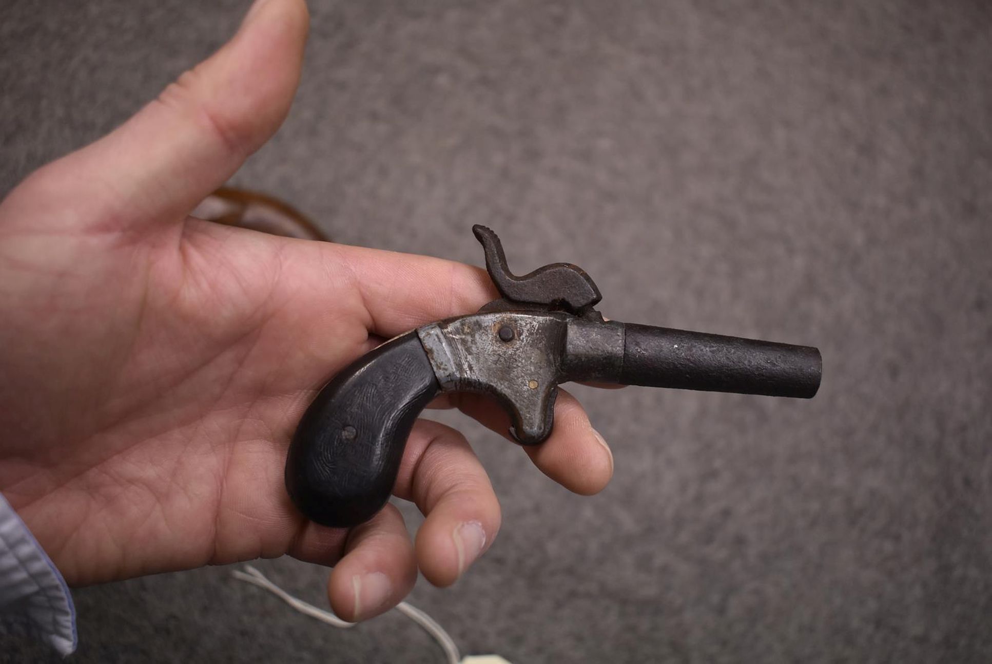 A FLINTLOCK TRAVELLING PISTOL, 4.25inch barrel, plain lock, top jaw and screw replaced, half stocked - Image 8 of 9