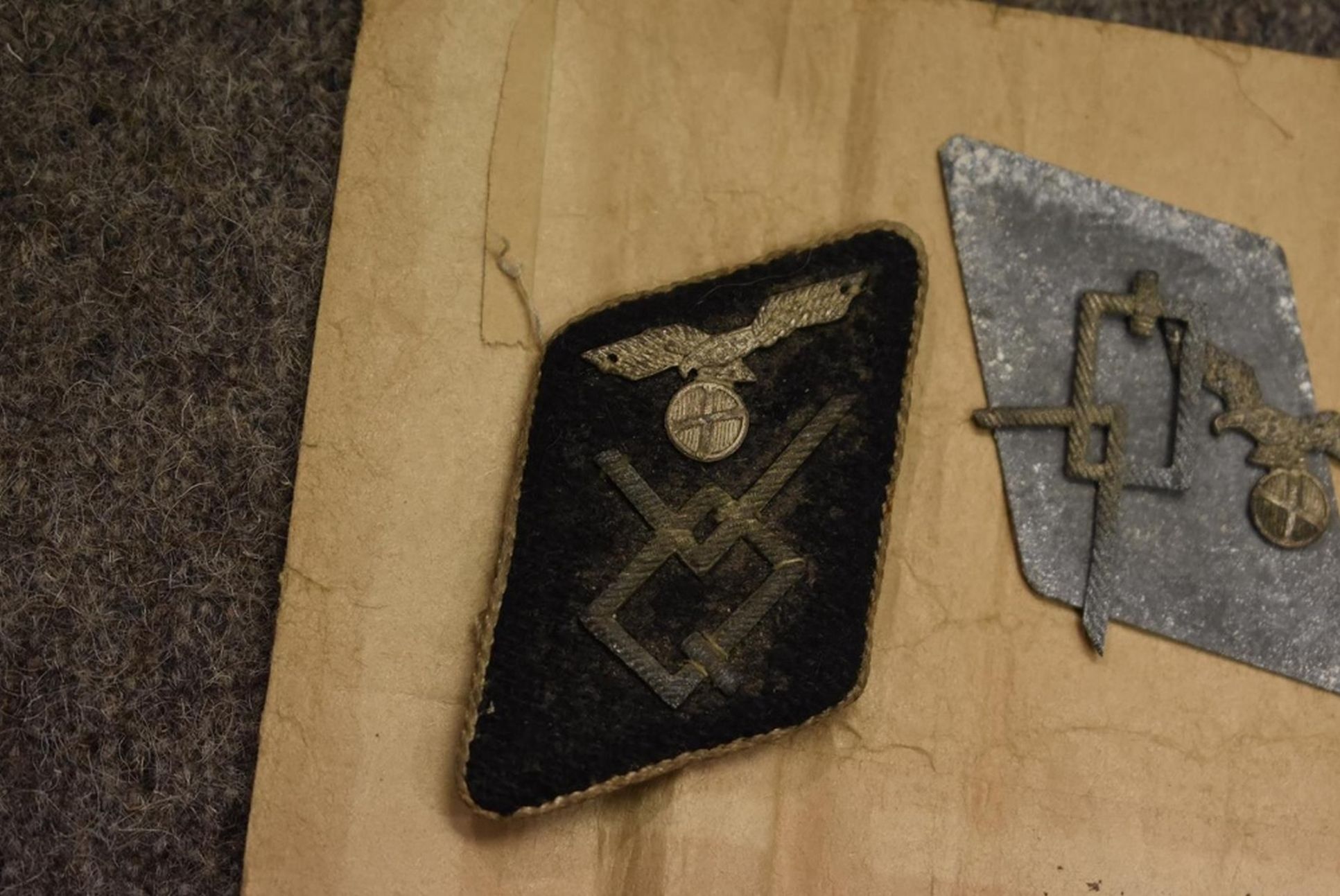 LAPEL BADGE INSIGNIA OF VIDKUN QUISLING, comprising one full collar tab, a backing plate and metal - Image 2 of 5