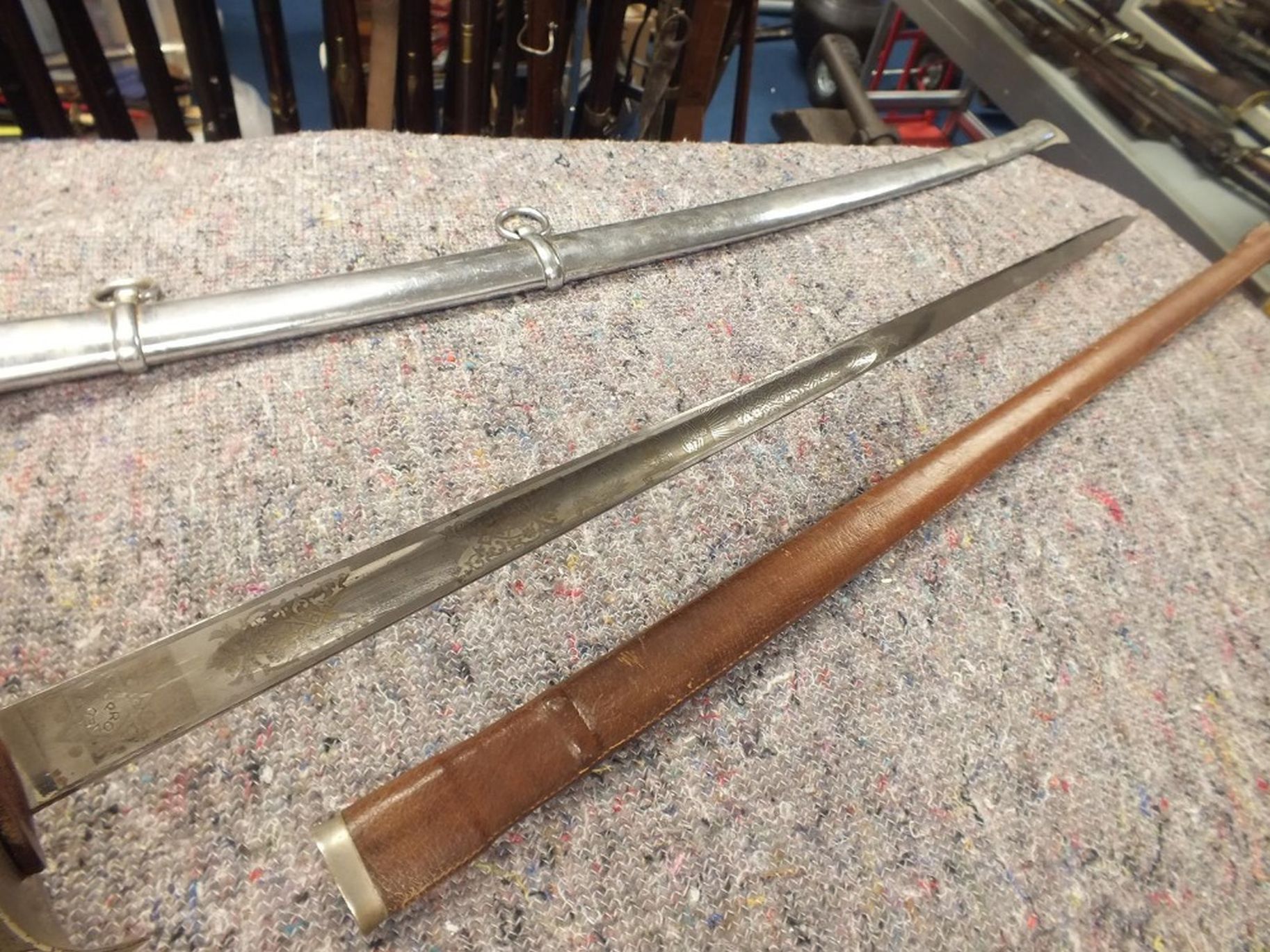 AN 1897 PATTERN INFANTRY OFFICER'S SWORD, 83.5cm clean blade etched with scrolling foliage, - Image 3 of 17