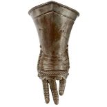 A 19TH CENTURY COPY OF A SINGLE 17TH CENTURY STYLE NORTH EUROPEAN GAUNTLET, the short cuff drawn out