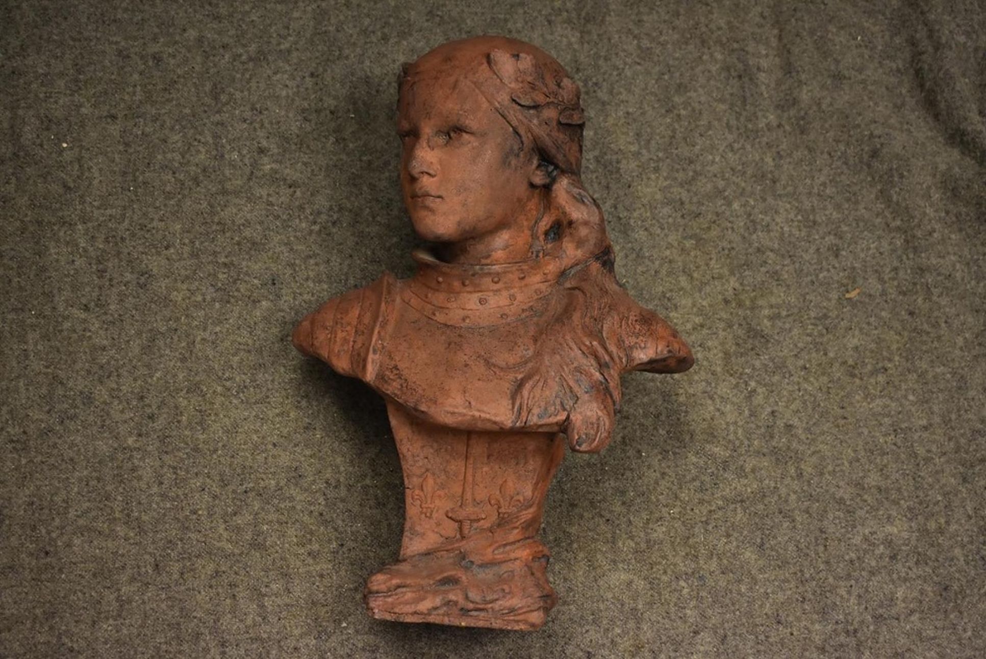 A LATE 19TH/EARLY 20TH CENTURY TERRACOTTA BUST OF JOAN OF ARC, shoulder length and wearing armour, - Image 2 of 9