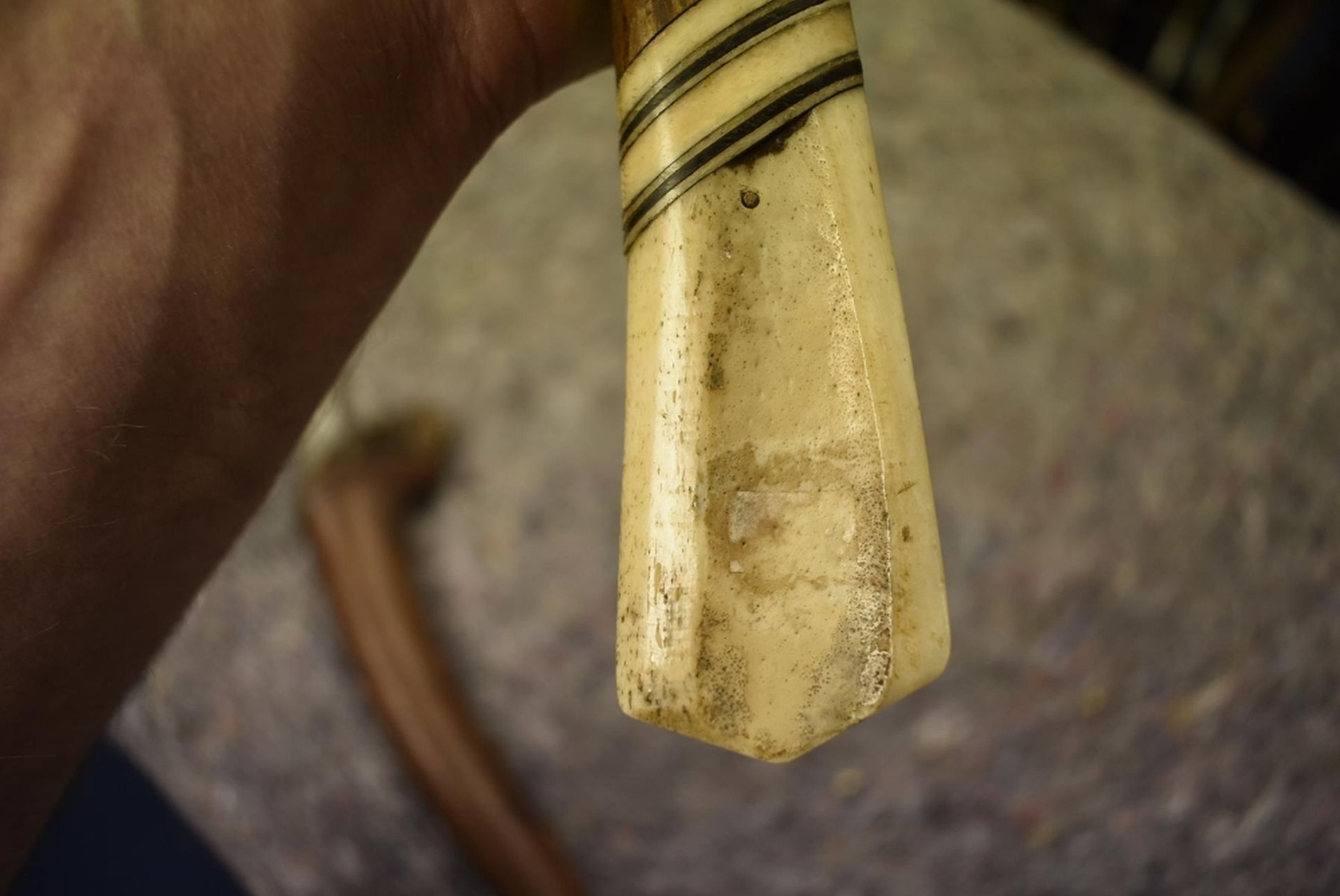 TWO 19TH CENTURY MALAY OR SUMATRAN DAGGERS, the first with 22cm curved watered blade chiselled and - Image 9 of 11