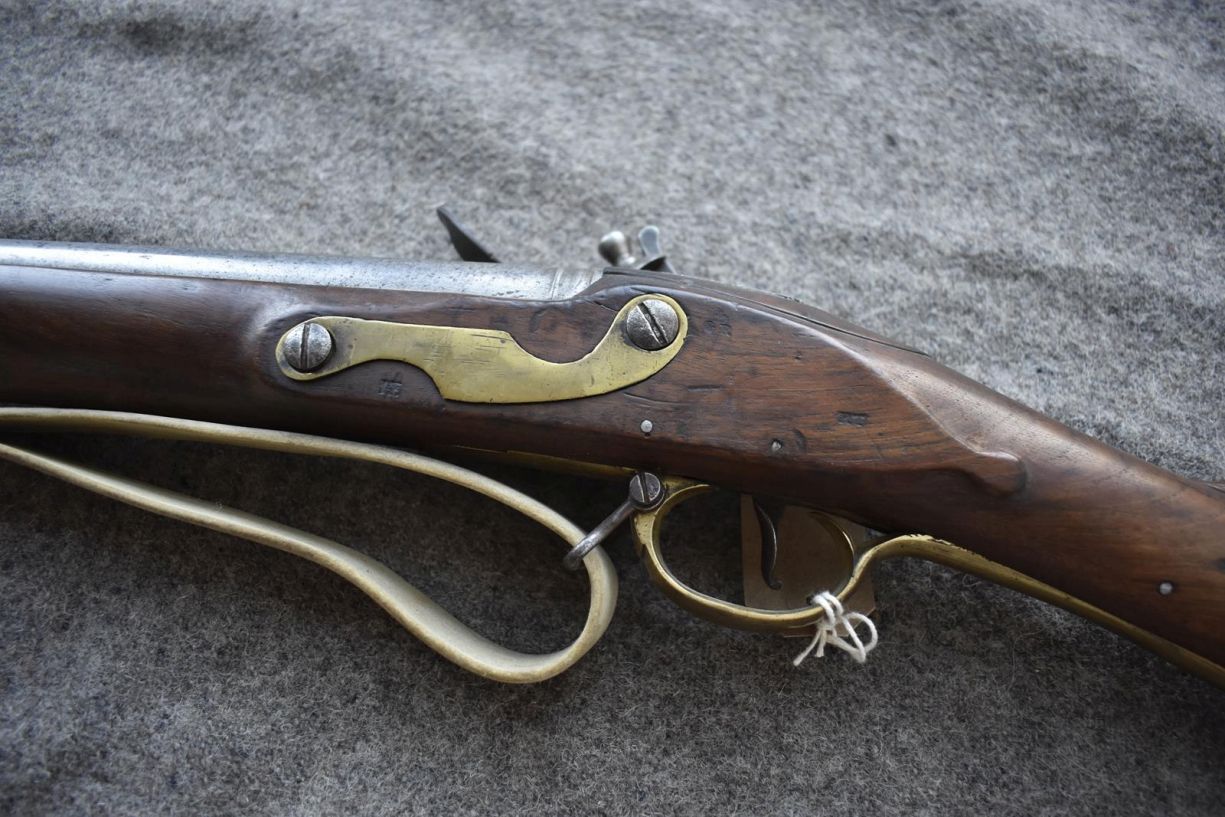 A .650 CALIBRE FLINTLOCK DUBLIN CASTLE SERGEANT'S CARBINE, 33inch sighted barrel, stamped with the - Image 9 of 15