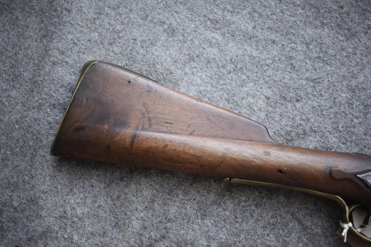 A .650 CALIBRE FLINTLOCK DUBLIN CASTLE SERGEANT'S CARBINE, 33inch sighted barrel, stamped with the - Image 2 of 15