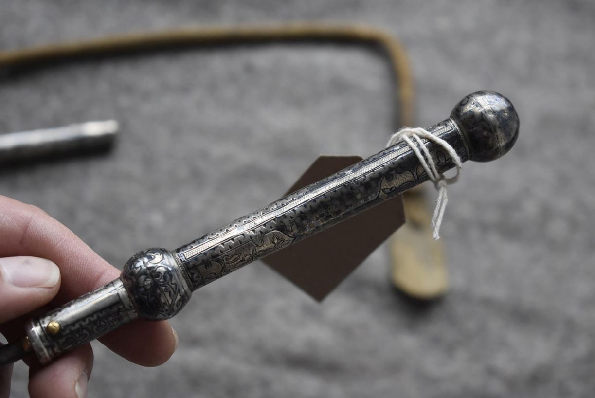 A VERY FINE LATE 19TH CENTURY SILVER NIELLO CAUCASIAN RIDING CROP, 38.5cm haft profusely decorated - Image 6 of 7