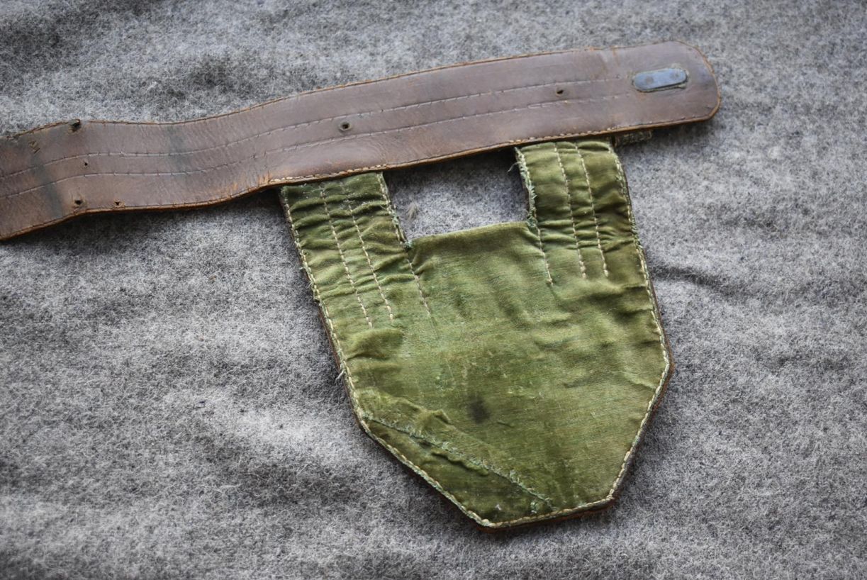 A MID 18TH CENTURY CONTINENTAL BELT FOR A HUNTING HANGER, the bullion ribbon faced leather belt with - Image 6 of 8