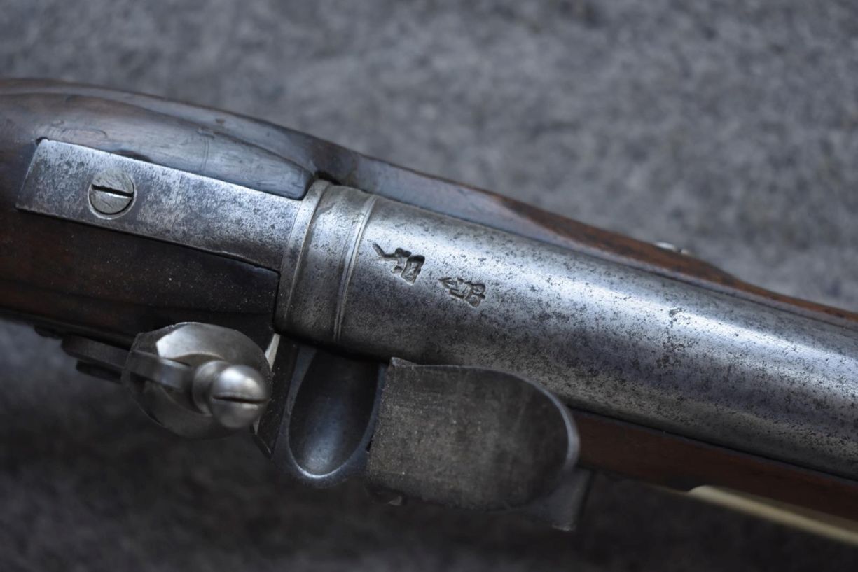 A .650 CALIBRE FLINTLOCK DUBLIN CASTLE SERGEANT'S CARBINE, 33inch sighted barrel, stamped with the - Image 6 of 15