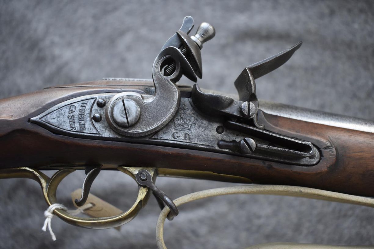 A .650 CALIBRE FLINTLOCK DUBLIN CASTLE SERGEANT'S CARBINE, 33inch sighted barrel, stamped with the - Image 3 of 15