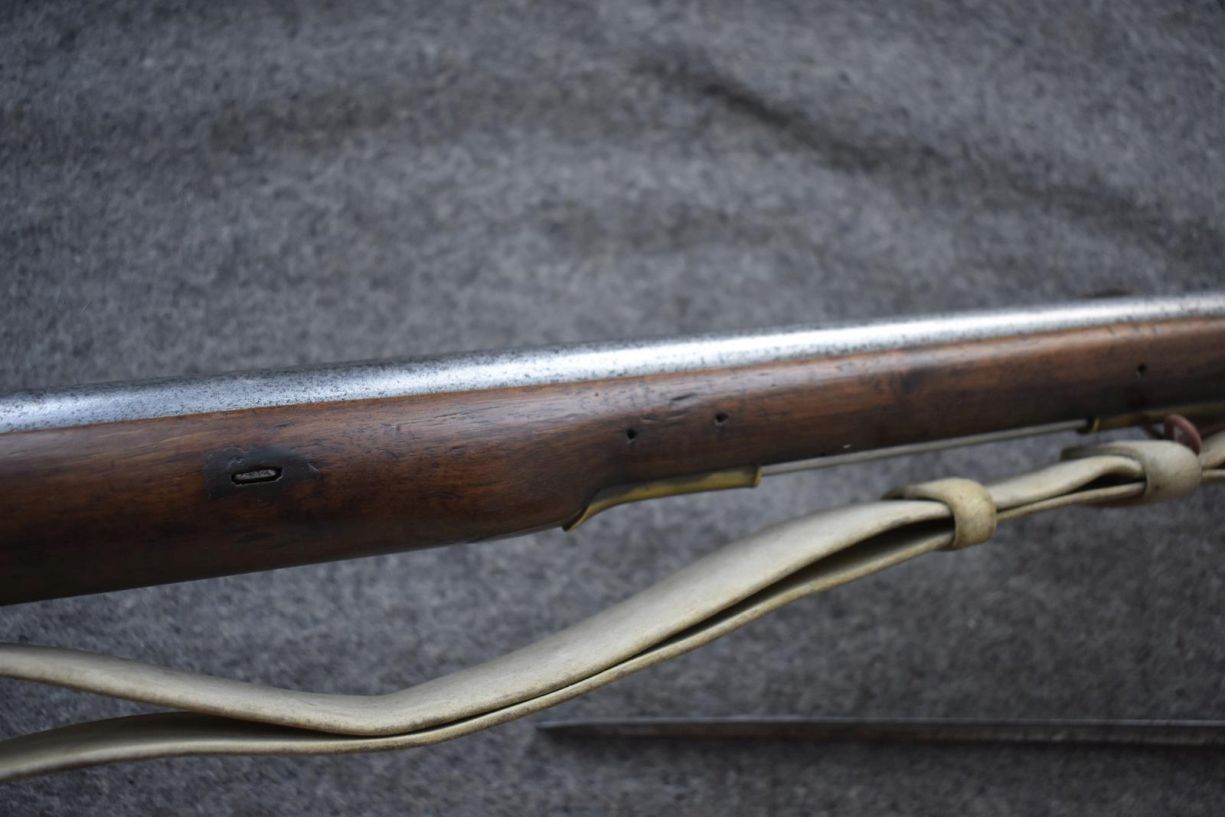 A .650 CALIBRE FLINTLOCK DUBLIN CASTLE SERGEANT'S CARBINE, 33inch sighted barrel, stamped with the - Image 4 of 15