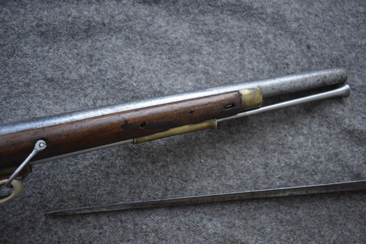 A .650 CALIBRE FLINTLOCK DUBLIN CASTLE SERGEANT'S CARBINE, 33inch sighted barrel, stamped with the - Image 5 of 15