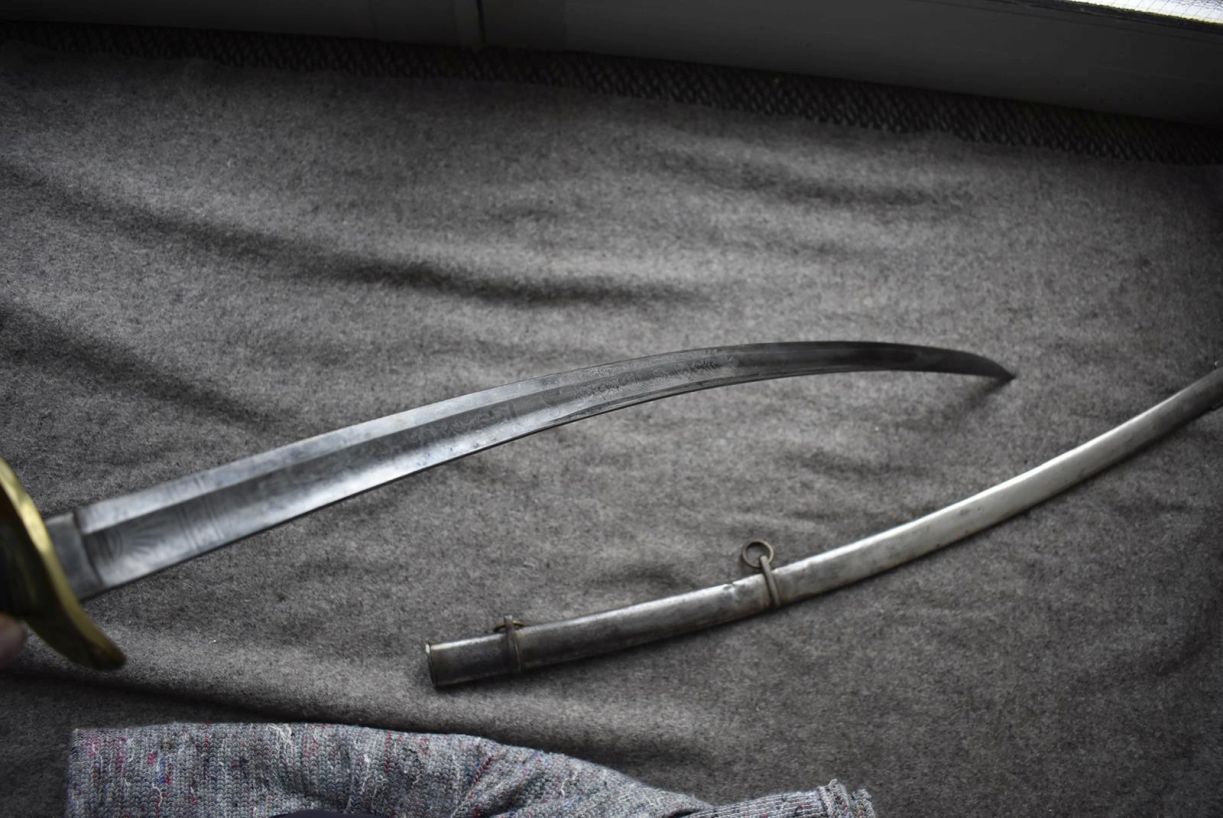 AN AMERICAN MODEL 1860 CAVALRY OFFICER'S SWORD, 88.5cm curved fullered blade etched with scrolling - Image 8 of 15