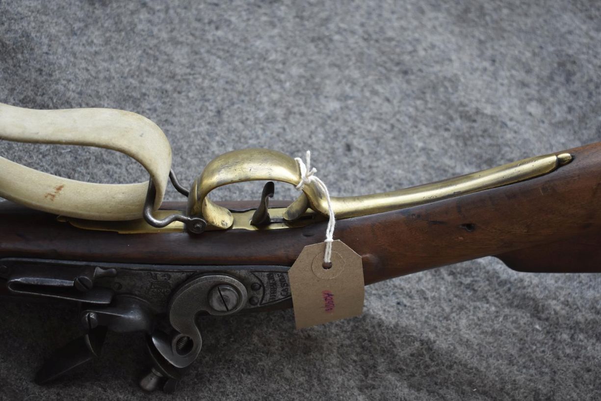 A .650 CALIBRE FLINTLOCK DUBLIN CASTLE SERGEANT'S CARBINE, 33inch sighted barrel, stamped with the - Image 13 of 15