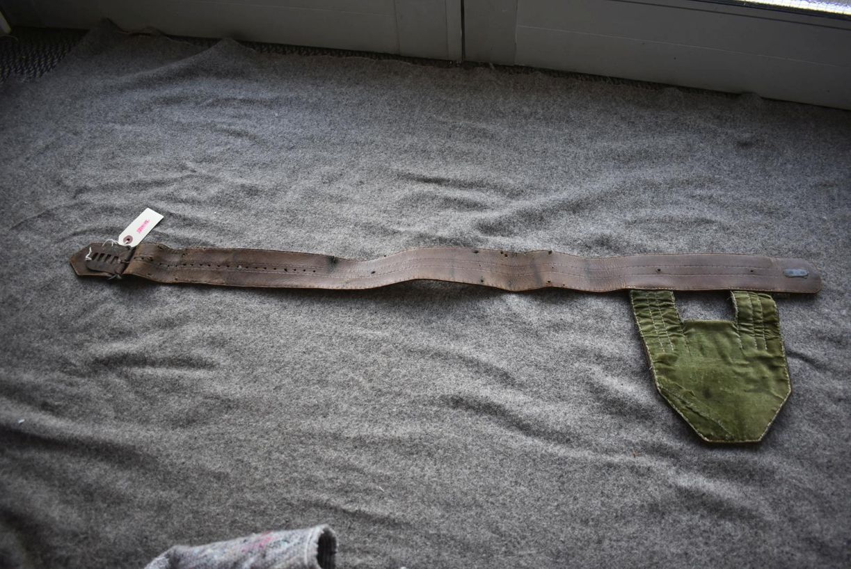 A MID 18TH CENTURY CONTINENTAL BELT FOR A HUNTING HANGER, the bullion ribbon faced leather belt with - Image 8 of 8