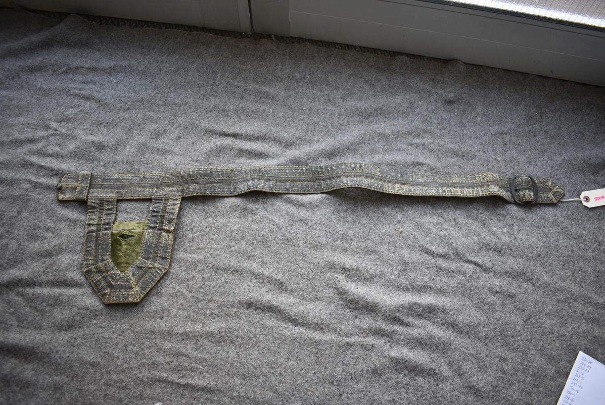 A MID 18TH CENTURY CONTINENTAL BELT FOR A HUNTING HANGER, the bullion ribbon faced leather belt with - Image 2 of 8