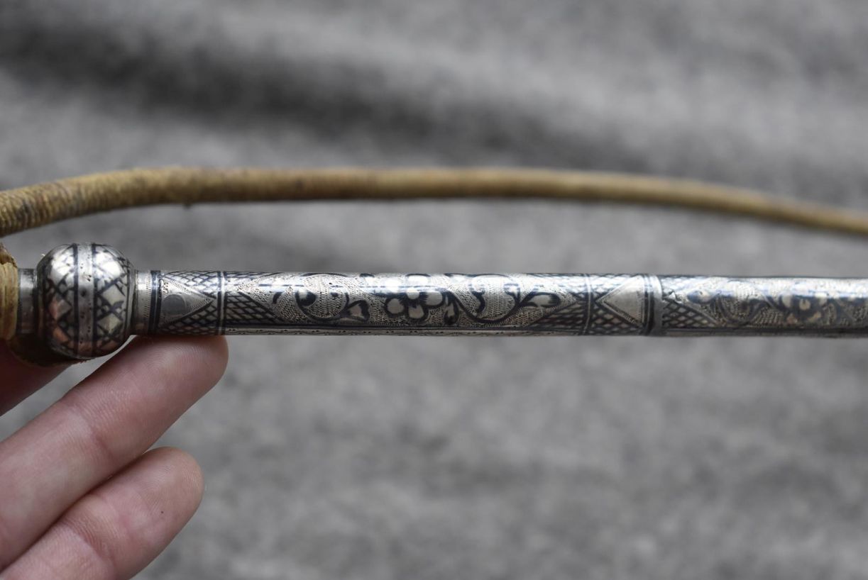 A VERY FINE LATE 19TH CENTURY SILVER NIELLO CAUCASIAN RIDING CROP, 38.5cm haft profusely decorated - Image 4 of 7