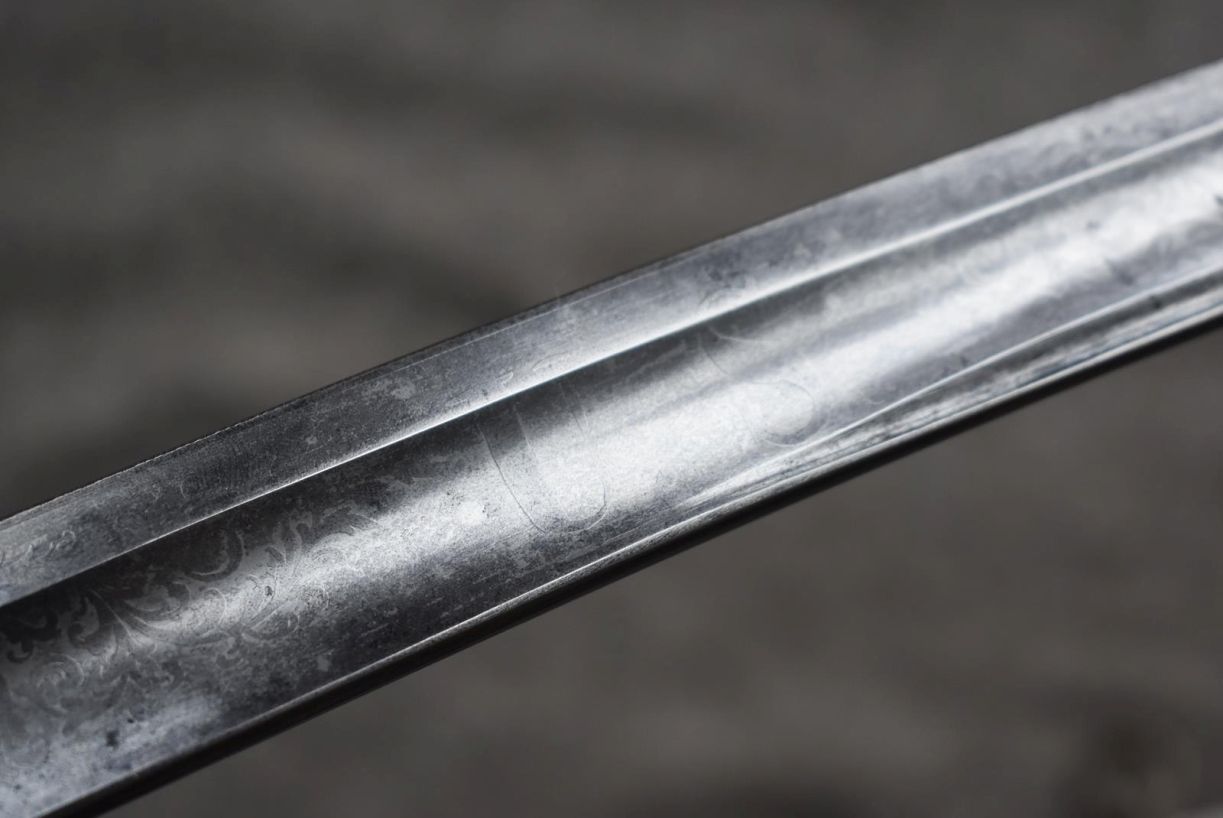 AN AMERICAN MODEL 1860 CAVALRY OFFICER'S SWORD, 88.5cm curved fullered blade etched with scrolling - Image 10 of 15