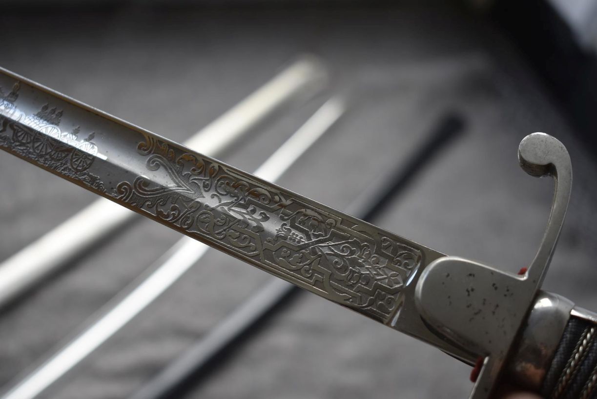 A CLEAN IMPERIAL GERMAN ARTILLERY OFFICER'S SWORD, 84cm clean blade by WKC, etched with scrolling - Image 8 of 11