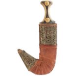 AN EARLY 2OTH CENTURY OMANI JAMBIYA, 21cm curved blade with raised medial ridge, characteristic horn