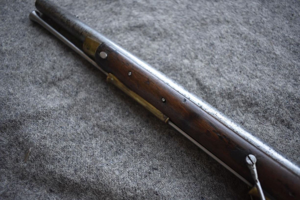 A .650 CALIBRE FLINTLOCK DUBLIN CASTLE SERGEANT'S CARBINE, 33inch sighted barrel, stamped with the - Image 11 of 15