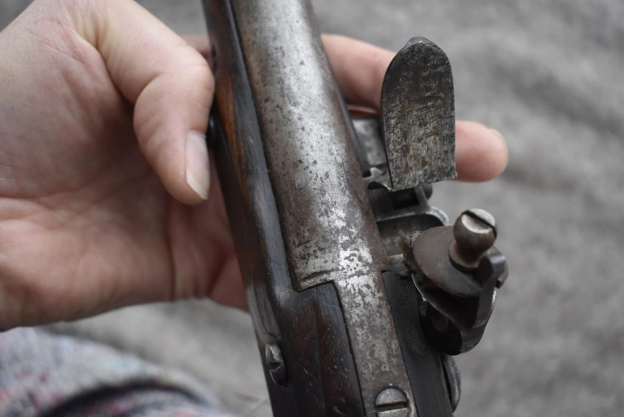 A .650 CALIBRE FLINTLOCK LIGHT DRAGOON SERVICE PISTOL, 9inch barrel, border engraved lock stamped - Image 8 of 10