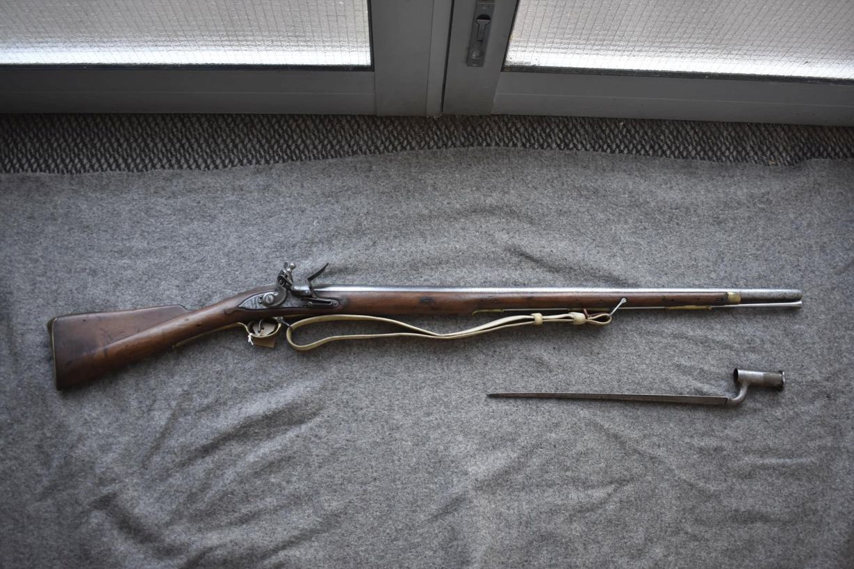 A .650 CALIBRE FLINTLOCK DUBLIN CASTLE SERGEANT'S CARBINE, 33inch sighted barrel, stamped with the - Image 15 of 15