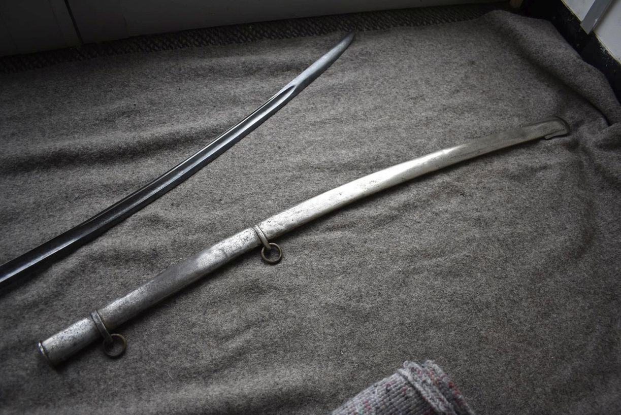 AN AMERICAN MODEL 1860 CAVALRY OFFICER'S SWORD, 88.5cm curved fullered blade etched with scrolling - Image 14 of 15