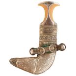 A WHITE METAL MOUNTED OMANI OR YEMENI JAMBIYA, 17.5cm sharply curved blade with raised medial ridge,