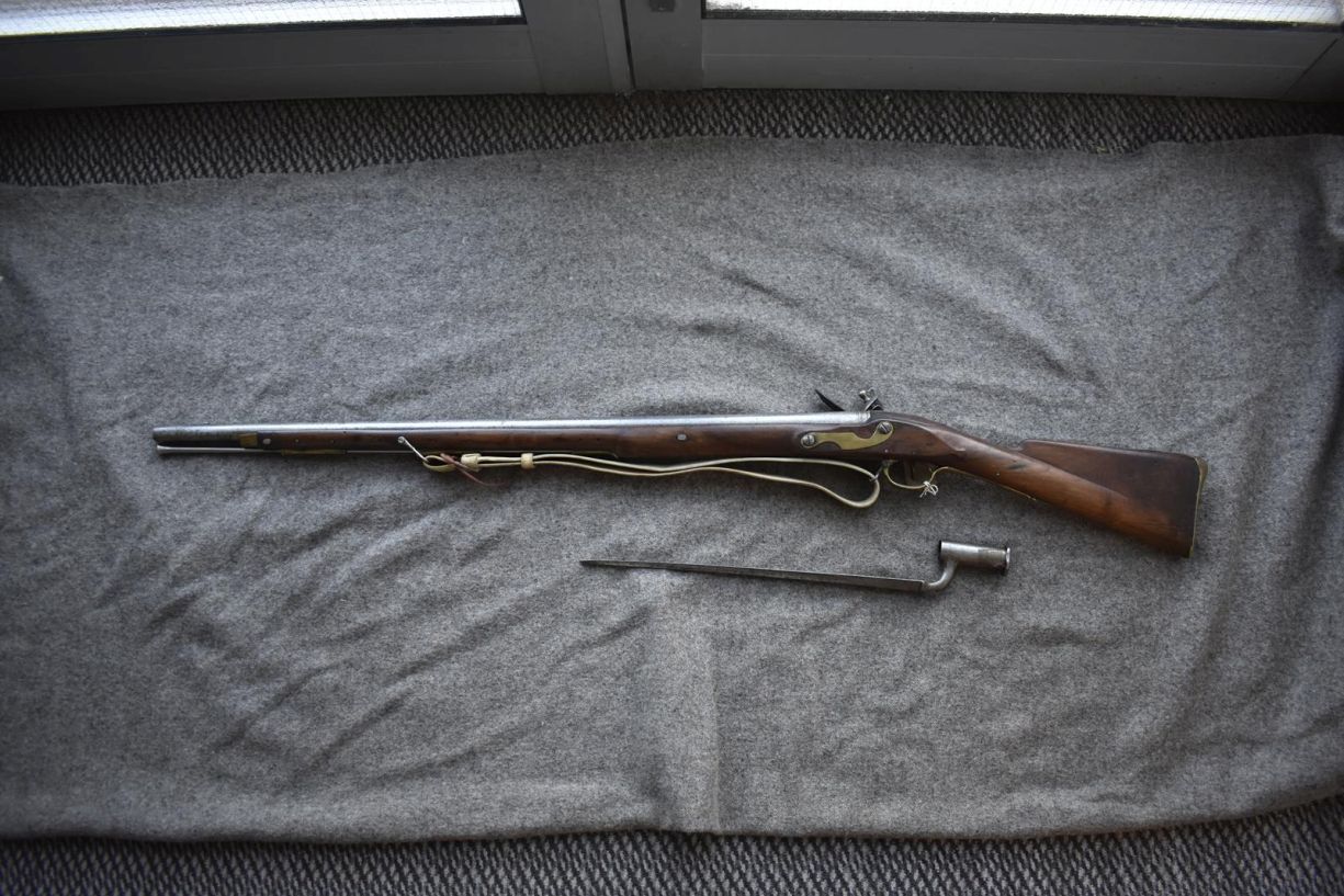 A .650 CALIBRE FLINTLOCK DUBLIN CASTLE SERGEANT'S CARBINE, 33inch sighted barrel, stamped with the - Image 7 of 15