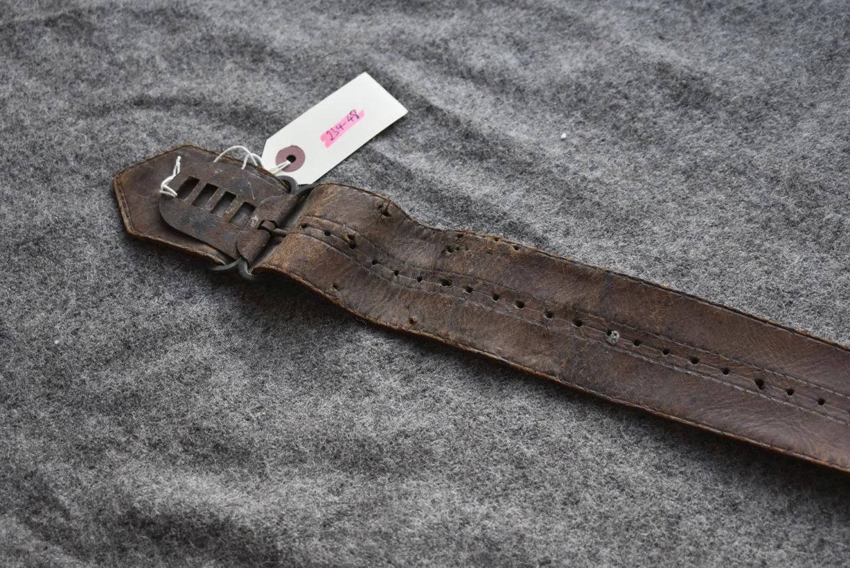 A MID 18TH CENTURY CONTINENTAL BELT FOR A HUNTING HANGER, the bullion ribbon faced leather belt with - Image 7 of 8