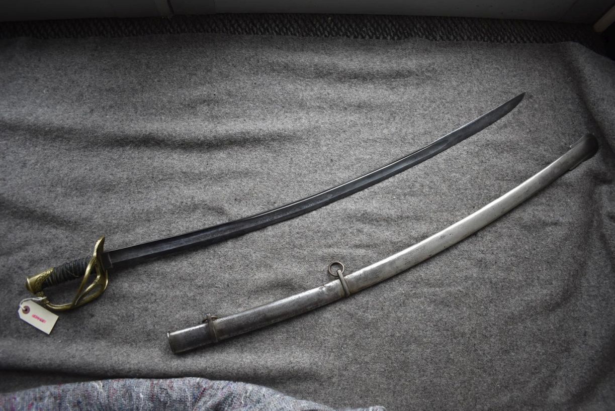 AN AMERICAN MODEL 1860 CAVALRY OFFICER'S SWORD, 88.5cm curved fullered blade etched with scrolling - Image 2 of 15