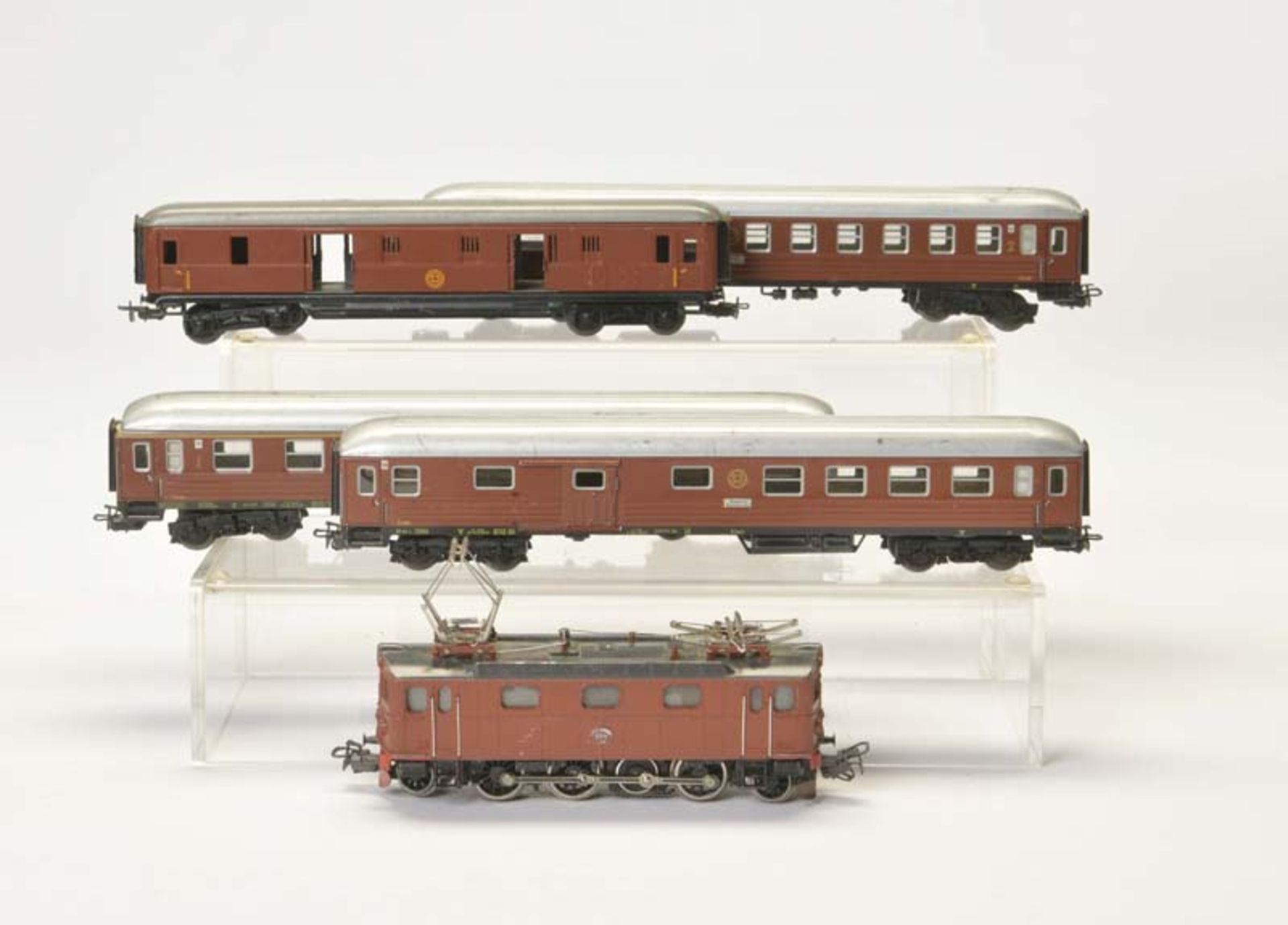 Märklin, Loco + 4 swedish Wagons, W.-Germany, gauge H0, paint d., otherwise good condition<