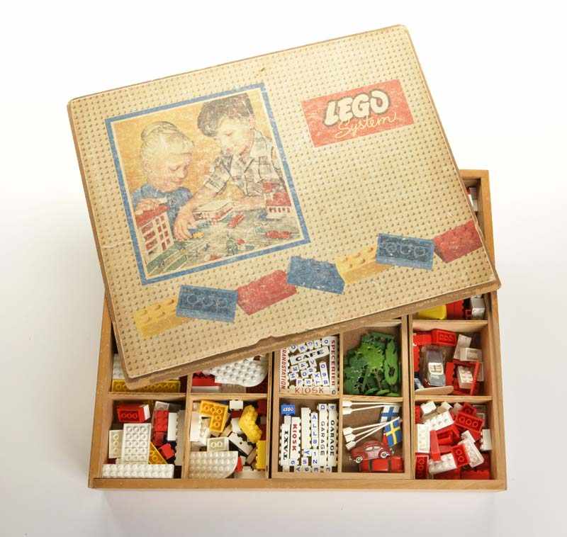 Lego System, Big Wooden Box, from the 50s, very extensive, box used, wood brittle on 1 side,