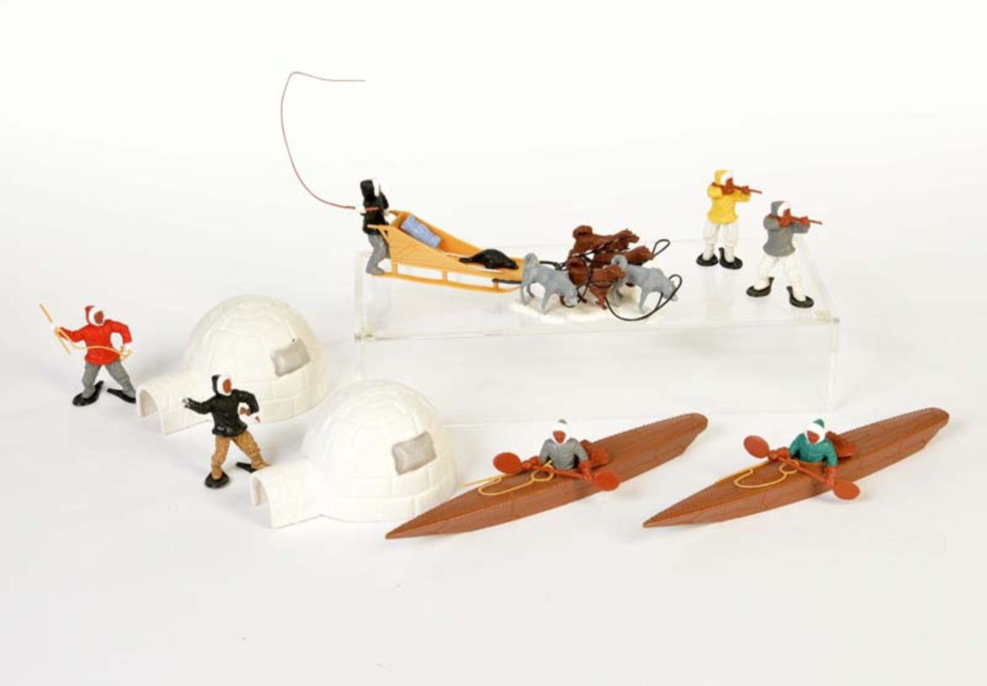 Timpo Toys, 2 Igloos, 2 Kayaks + 4 Eskimos, England, plastic, very good condition