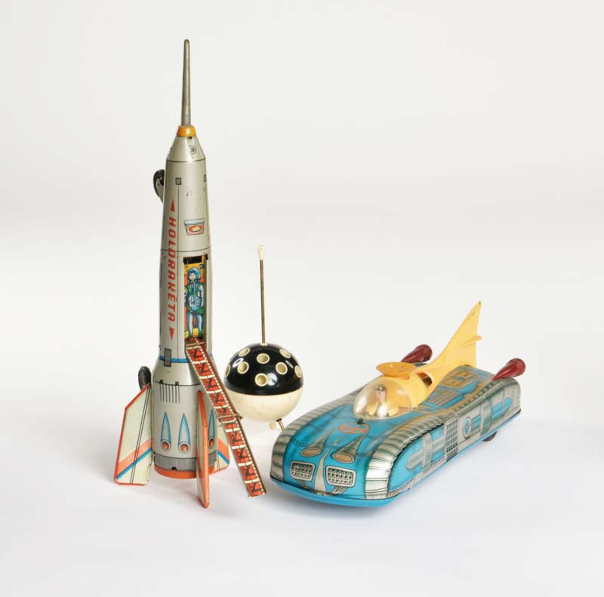 Konvolut Space Toys, Rakete, Fahrzeug + futuristischer Zigarettenhalter, GemBw, min. LM, Z 2/2-