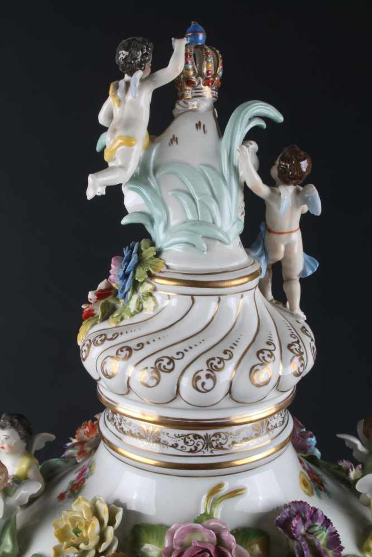 Große Potpourri Vase, Porzellan, H 61 cm x D 23 cm, figürliche Deckelvase mit Sachsen-Polen - Bild 10 aus 10