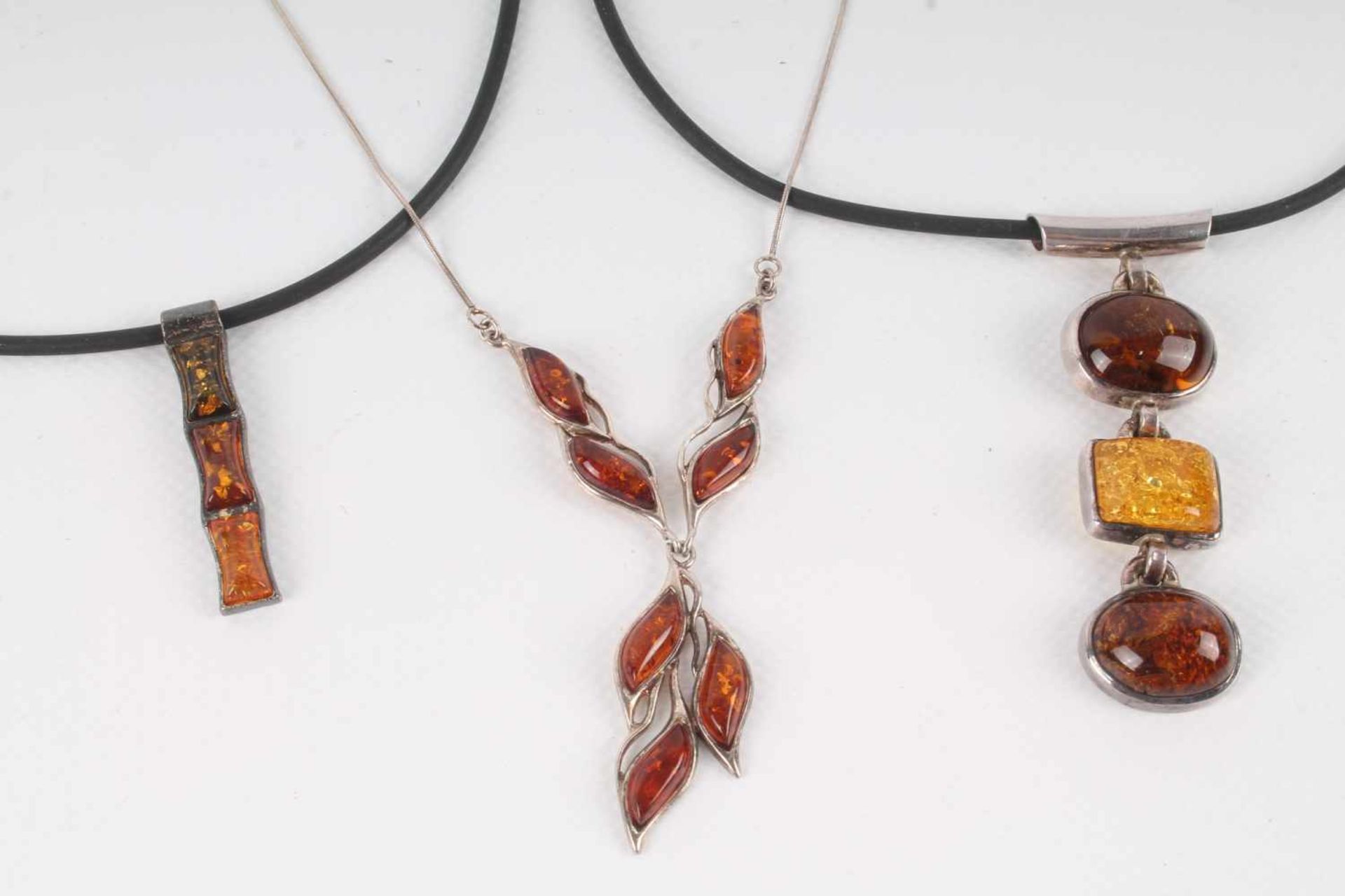 8 Bernsteinketten, amber necklaces, - Bild 3 aus 3