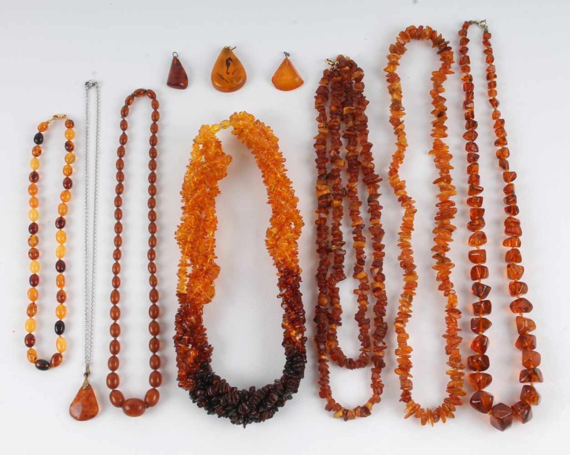 Bernstein Konvolut, 6 Halsketten und 4 Anhänger, Amber lot, 6 necklaces and 4 pendants,