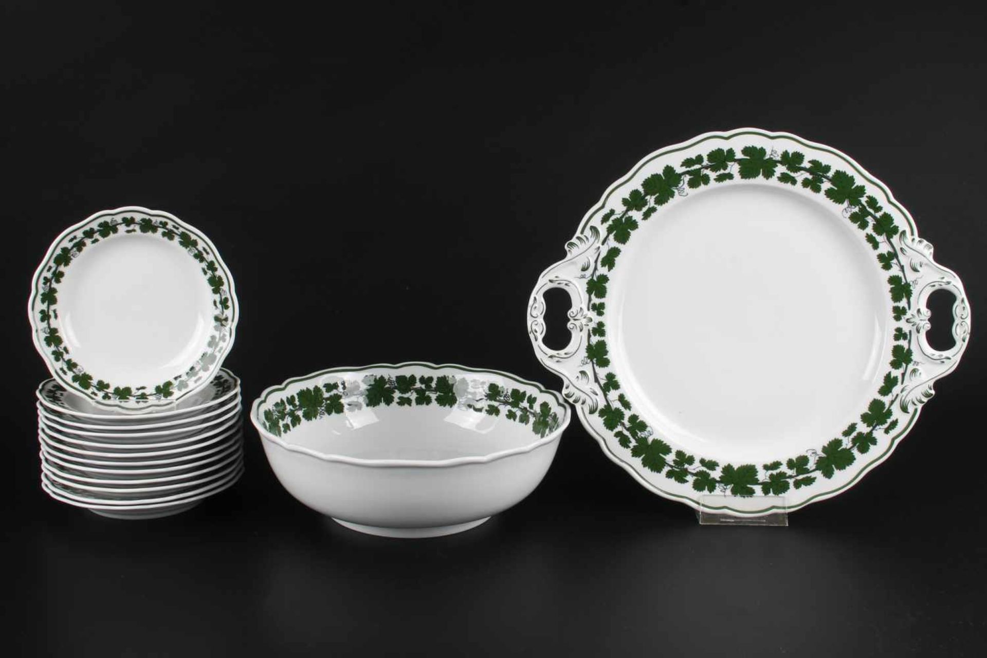 Meissen Weinlaub - 12 Dessertteller, Schale & Kuchenplatte, 12 dessert plates, bowl and cake tray,