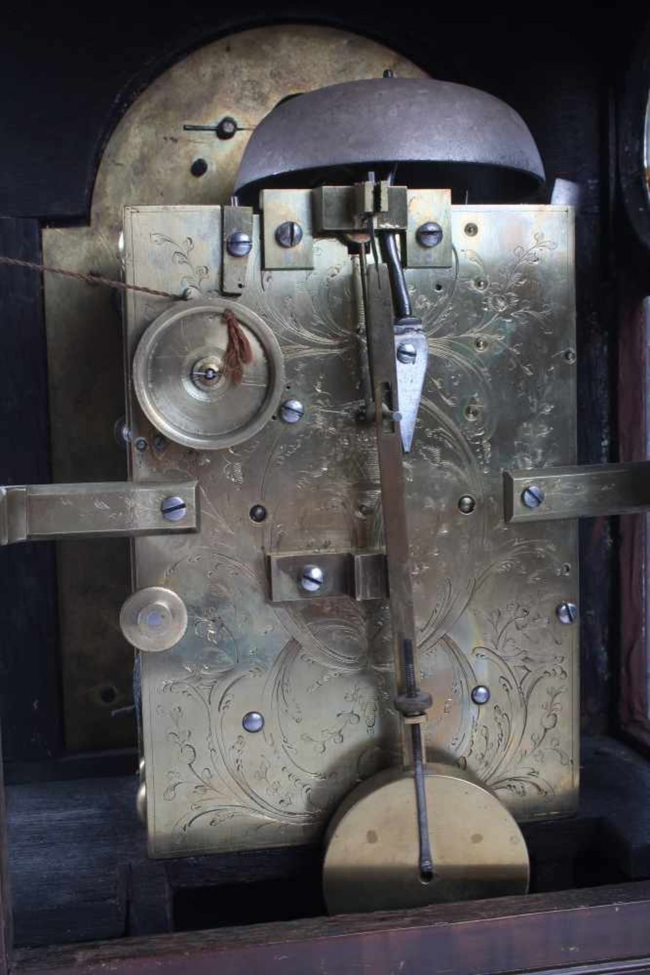 Stockuhr, London, bracket clock,Holzgehäuse m. Messingaplikken, verziertes Zifferblatt, bezeichnet - Image 5 of 6