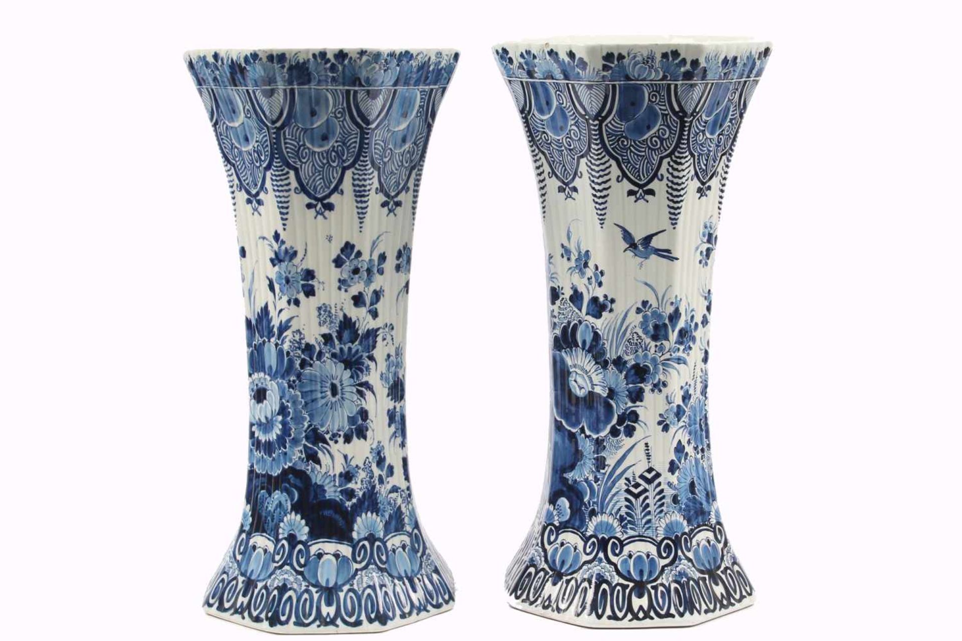 Paar große Delft Vasen, De Porceleyne Fles, Pair of large Delft vases,Fayence, Niederlande, gerippte