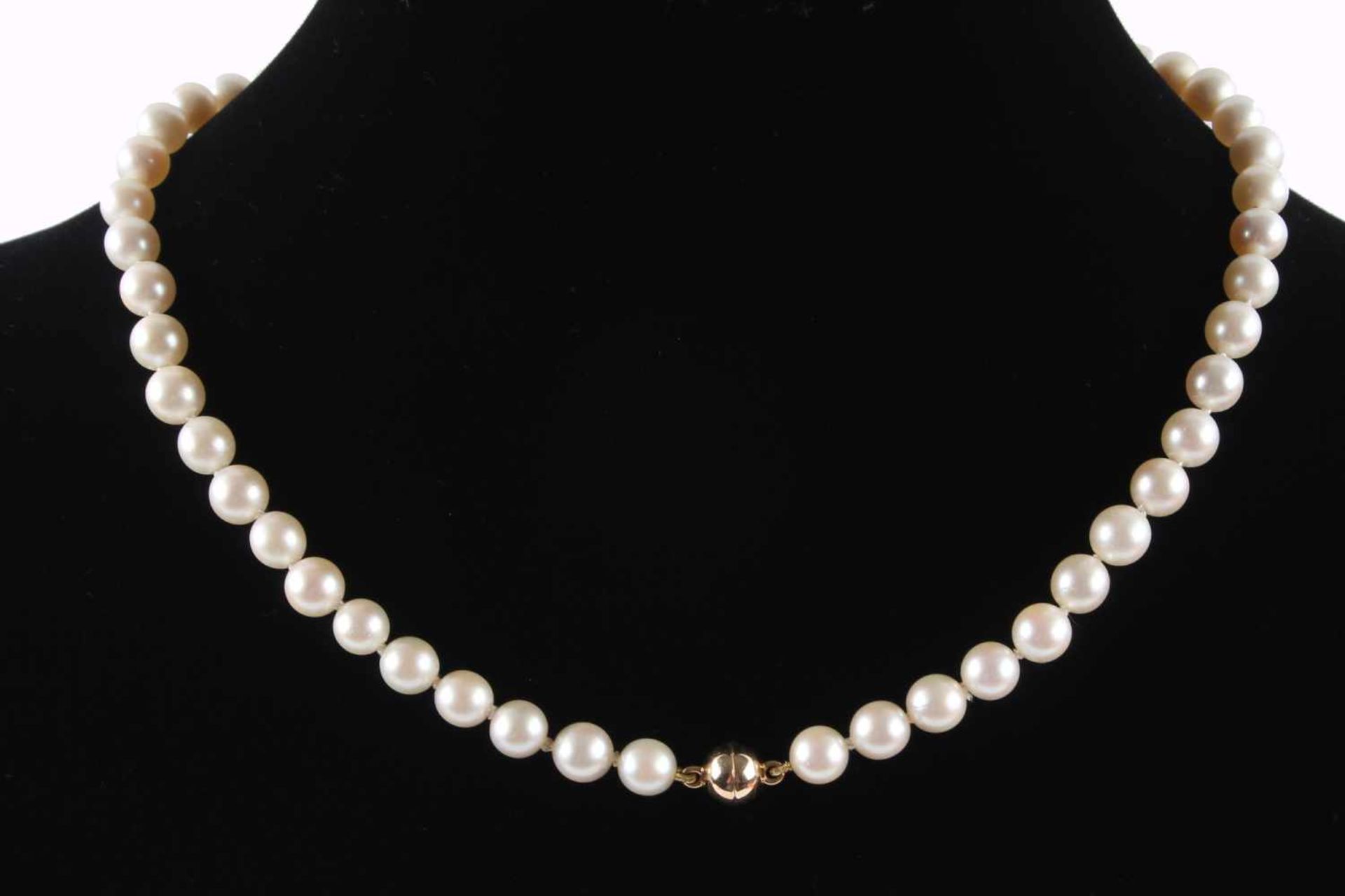 Perlenkette mit 585 Gold Kugelverschluss, Firma Langer, pearl necklace gold ball lock,